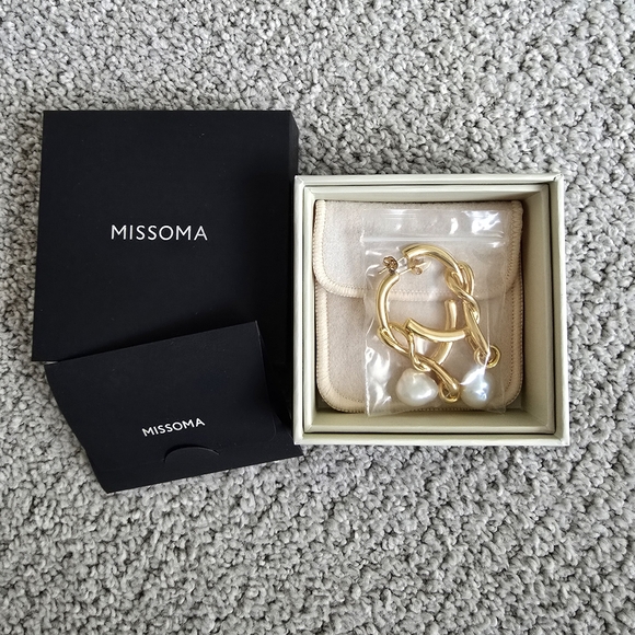 Missoma pearl earrings - Picture 7 of 8